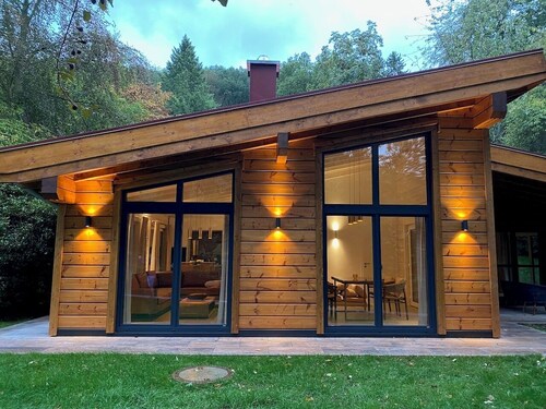 Private Sauna, Fireplace, Lake View. Your own retreat.