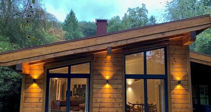 Private Sauna, Fireplace, Lake View. Your own retreat.