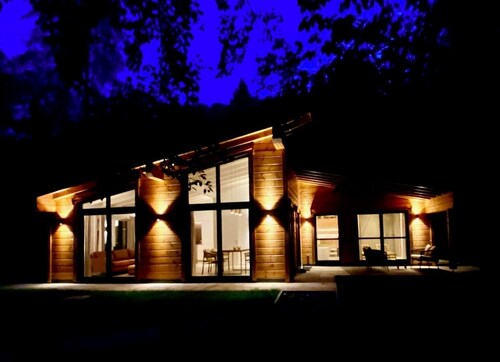 Private Sauna, Fireplace, Lake View. Your own retreat.