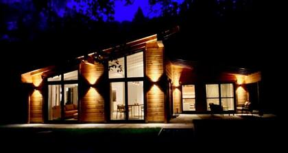 Private Sauna, Fireplace, Lake View. Your own retreat.