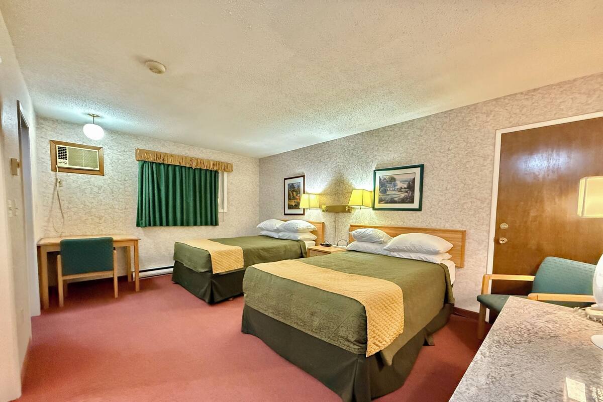 Työpöytä, kannettavalle tietokoneelle sopiva työtila, pimennysverhot