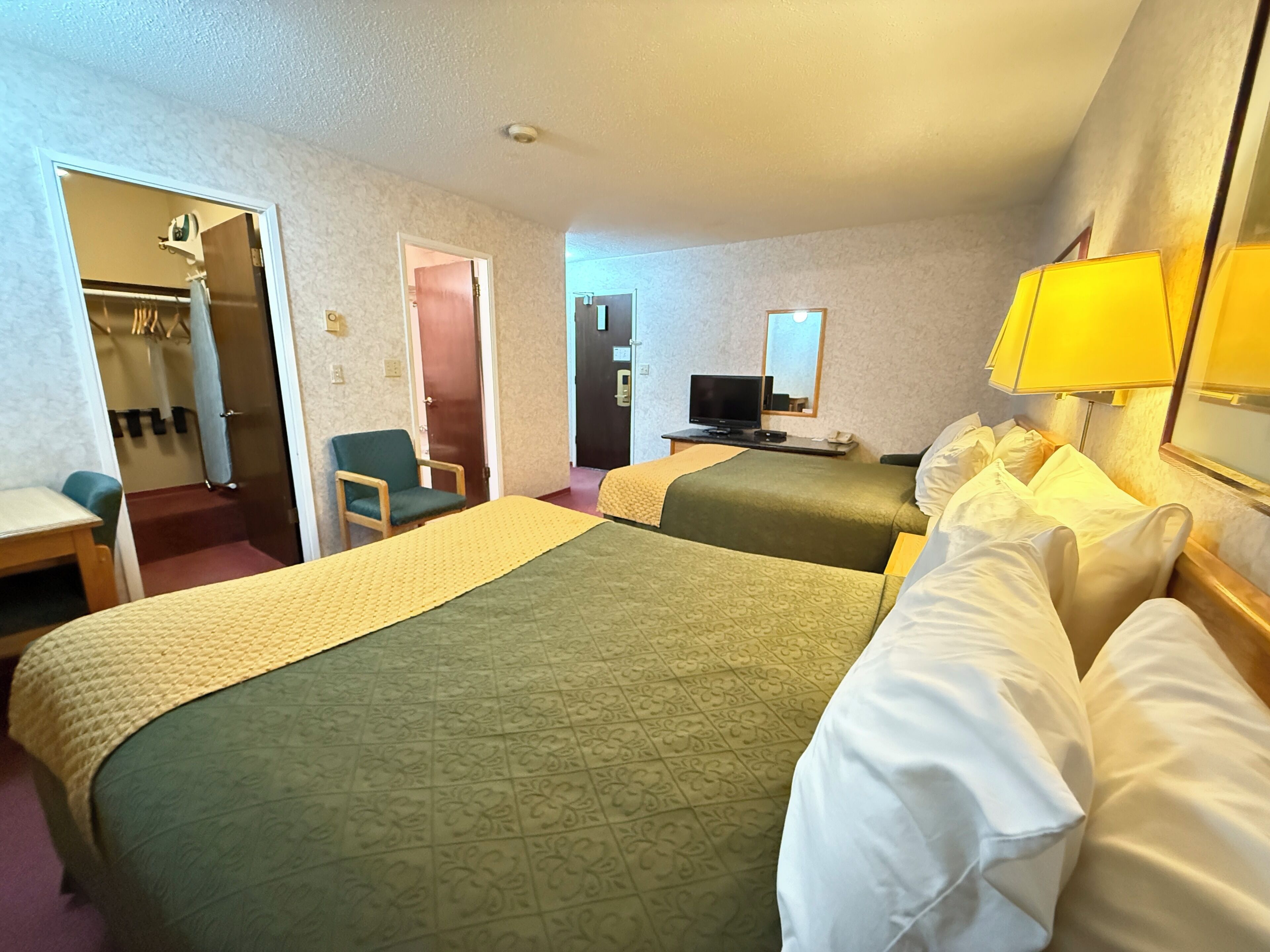 Työpöytä, kannettavalle tietokoneelle sopiva työtila, pimennysverhot