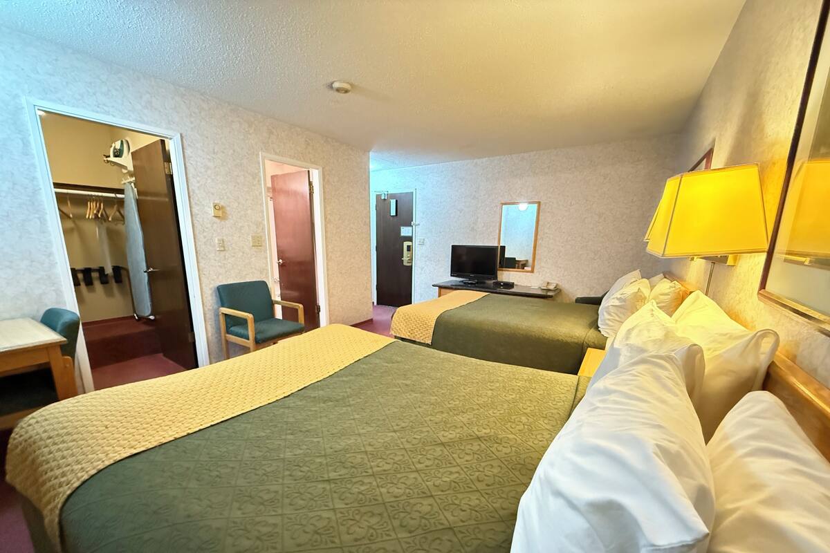 Työpöytä, kannettavalle tietokoneelle sopiva työtila, pimennysverhot