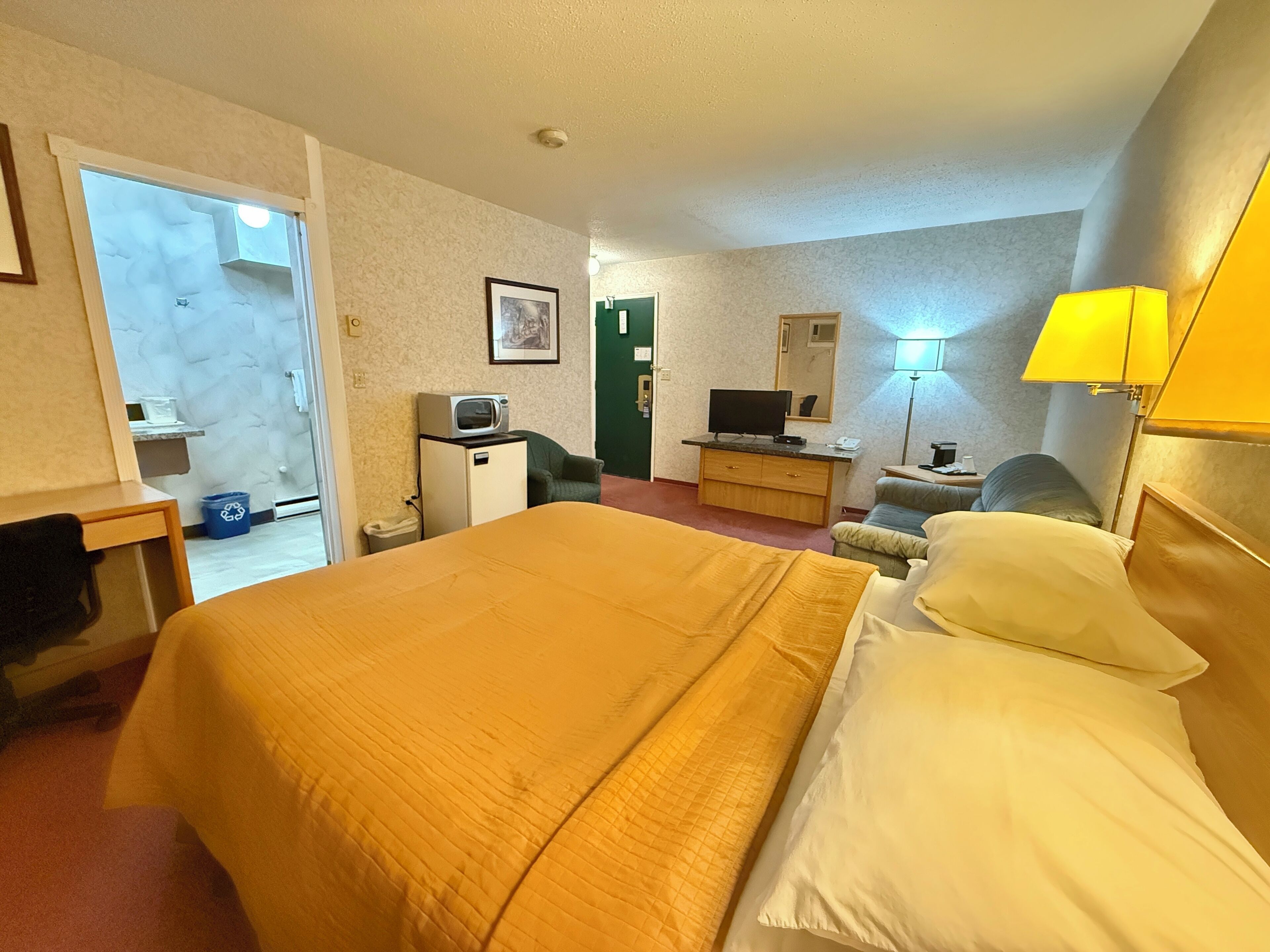 Comfort-sviitti, esteetön liikuntarajoitteisille | Työpöytä, kannettavalle tietokoneelle sopiva työtila, pimennysverhot