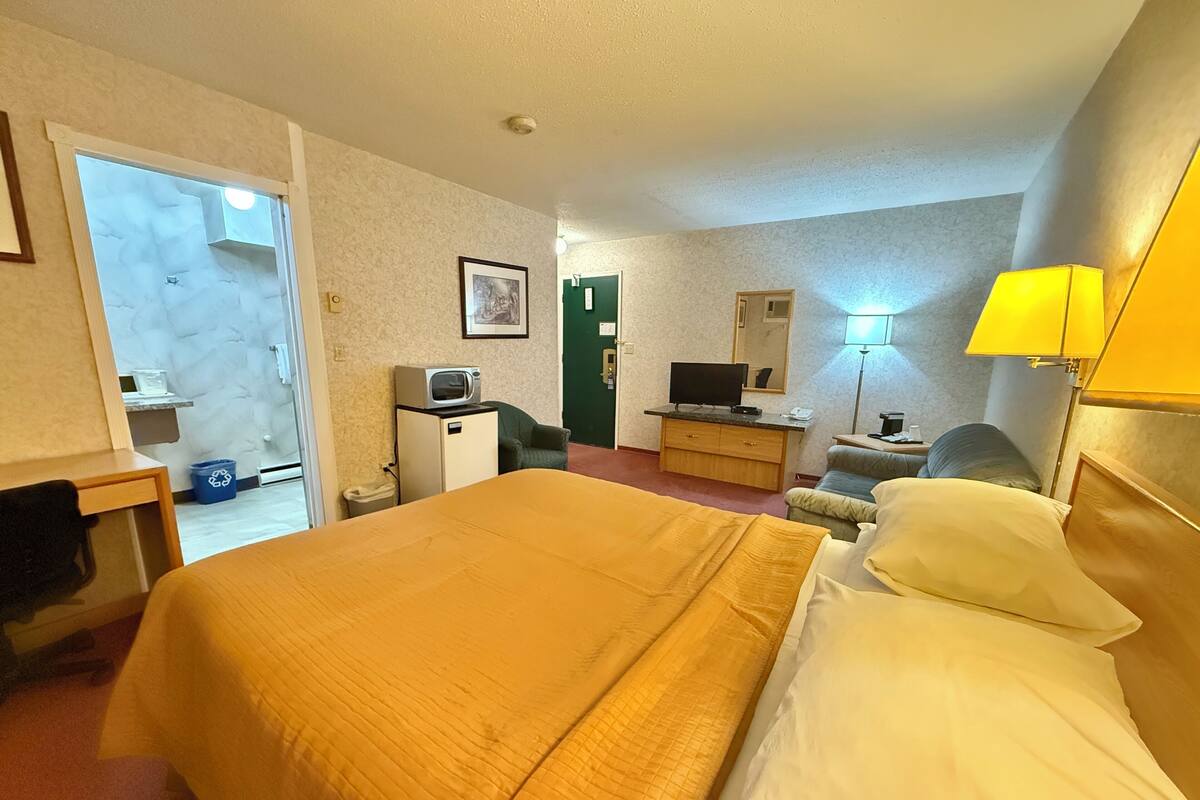 Comfort-sviitti, esteetön liikuntarajoitteisille | Työpöytä, kannettavalle tietokoneelle sopiva työtila, pimennysverhot