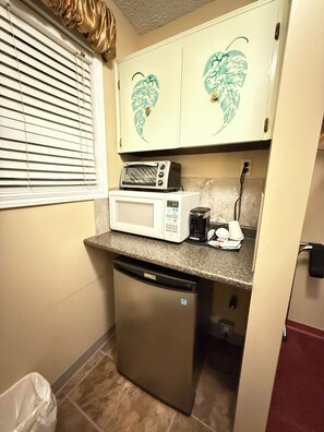 Minijääkaappi, mikroaaltouuni