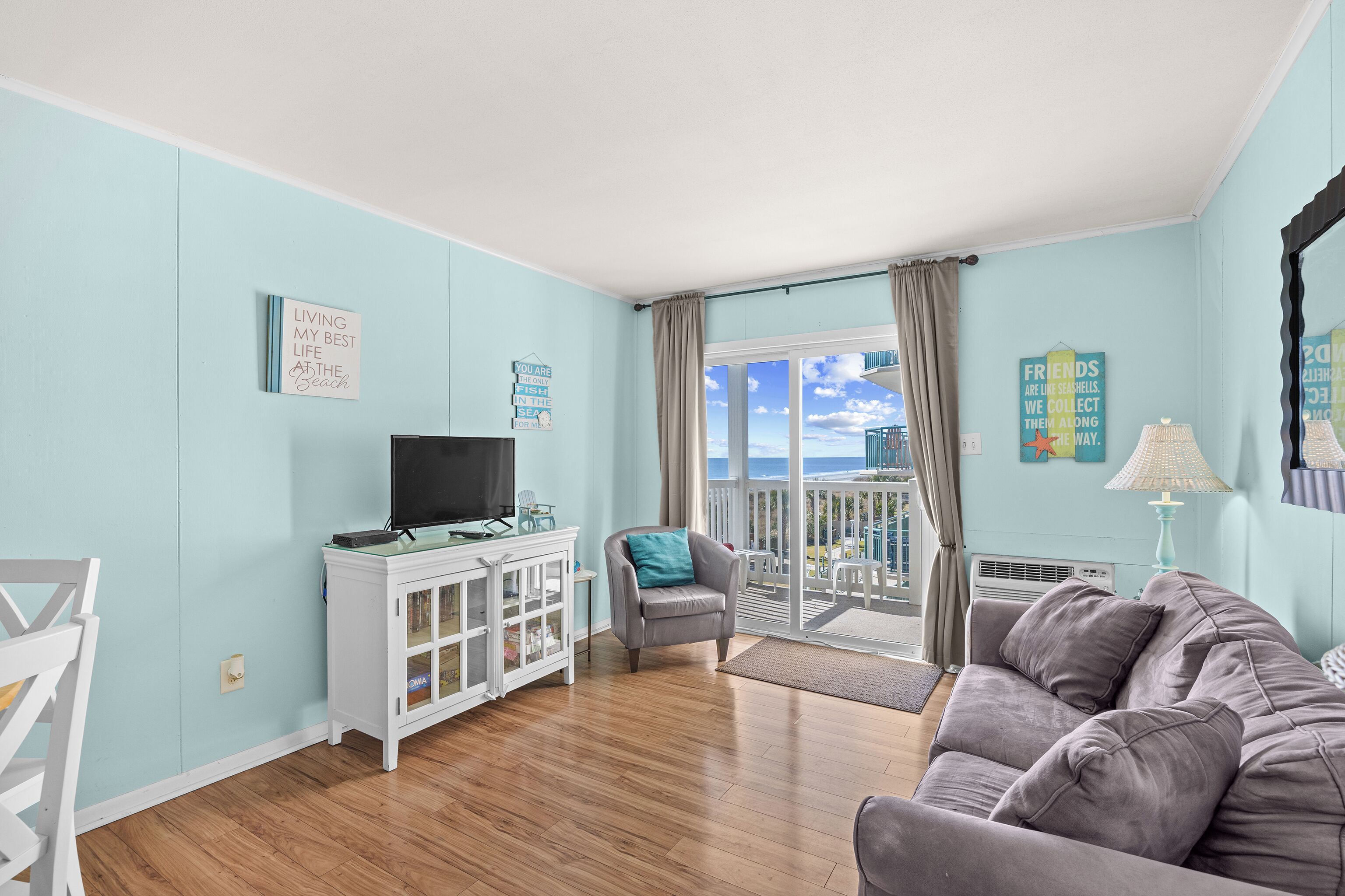 Smart-TV, DVD-spiller og bøker