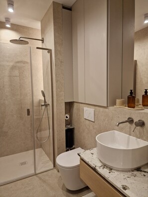 Shower, hair dryer, towels, soap - POPI Apartment 2 Bedrooms Gdańsk Centre. Family & Pet-Friendly! (Gdańsk)