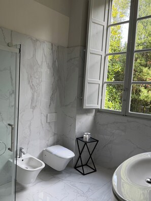 Shower, hair dryer, bidet, towels - Tintoretto Superior Apartment in historic Villa near Lucca (Matraia)