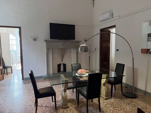 Dining - Tintoretto Superior Apartment in historic Villa near Lucca (Matraia)