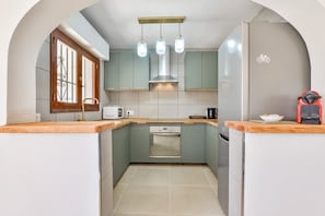 Wasserkocher mit Kaffee-/Teezubehör, Kühlschrank, Mikrowelle, Ofen