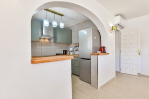 Wasserkocher mit Kaffee-/Teezubehör, Kühlschrank, Mikrowelle, Ofen