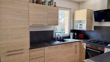 Coffee/tea maker, fridge, microwave, oven