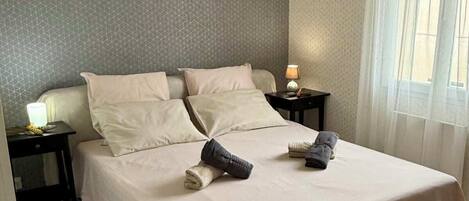 1 soveværelse, skrivebord, strygejern/strygebræt, weekendseng