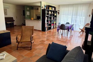 TV, books - ⭐⭐⭐⭐Escapade & Jardin 5 min from L'Isle-sur-la-Sorgue (Le Thor)