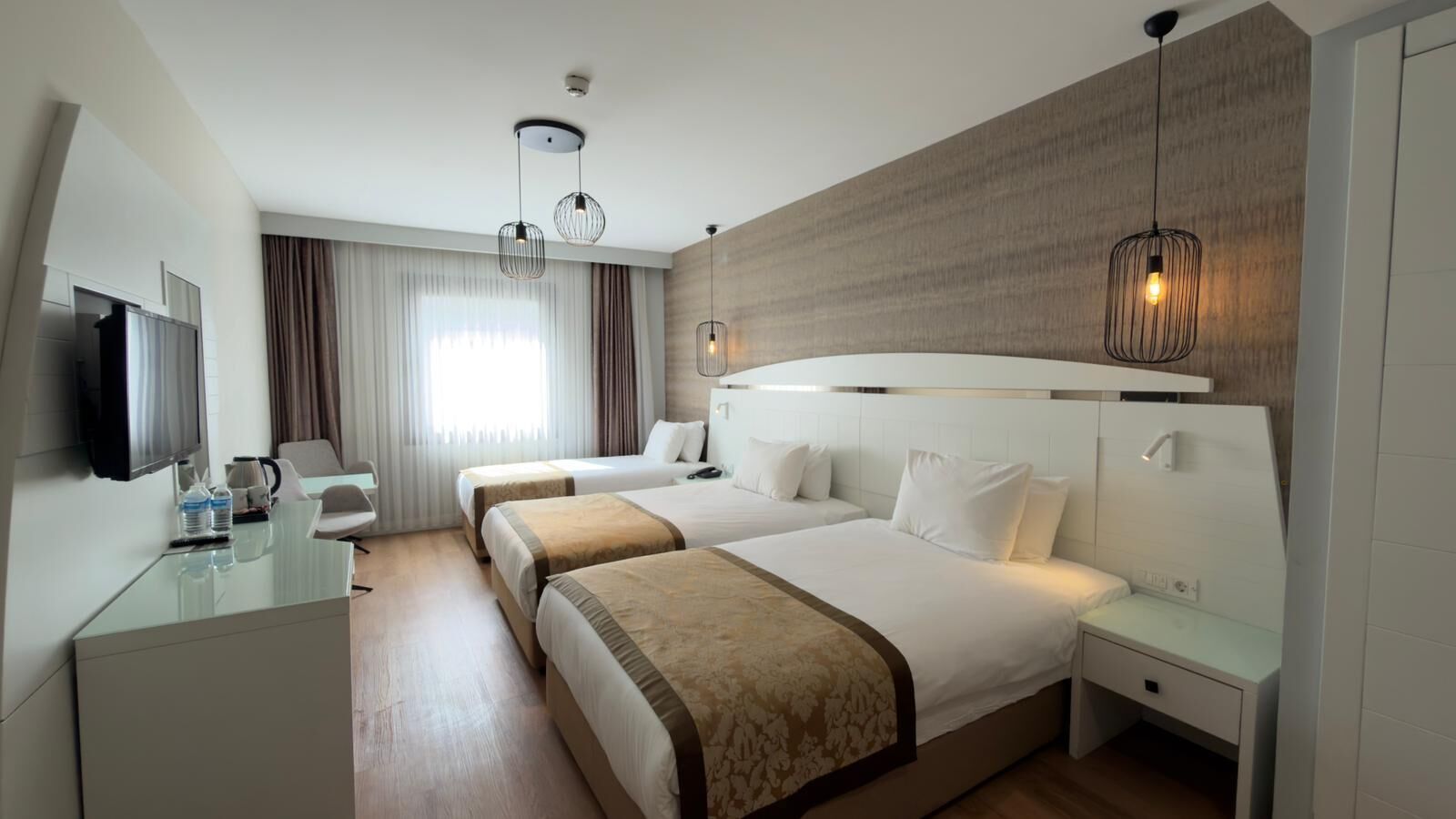 Tripla Standard, vista città | Una scrivania, Wi-Fi gratuito