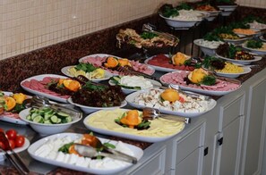Sudah termasuk sarapan prasmanan setiap hari