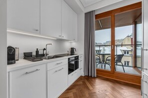 Fridge, oven, stovetop, dishwasher - Ochota Apt - Parking, Balcony & Railway Nearby (Warszawa)
