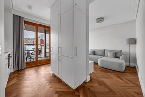 TV - Ochota Apt - Parking, Balcony & Railway Nearby (Warszawa)