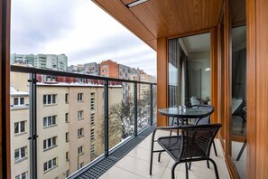 Outdoor dining - Ochota Apt - Parking, Balcony & Railway Nearby (Warszawa)