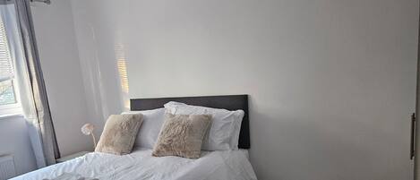Iron/ironing board, Internet, bed sheets
