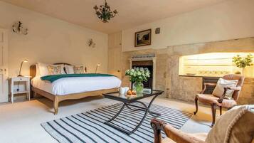 Iron/ironing board, travel cot, WiFi, bed sheets