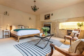 Tabla de planchar con plancha, cuna de viaje, wifi y ropa de cama 
