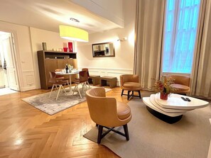 Dining - L'appartement Pierre Charron L (Paris)