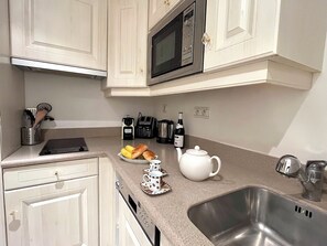 Fridge, microwave, oven, stovetop - L'appartement Pierre Charron L (Paris)