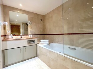 Shower, hair dryer, towels, toilet paper - L'appartement Pierre Charron L (Paris)