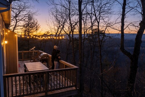 Country Road Cottage - Views + Hot Tub + Sauna + Game Room