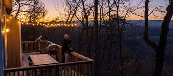 Country Road Cottage - Views + Hot Tub + Sauna + Game Room