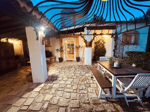 Outdoor dining - HACIENDA LAUTHI (Le Castellet)