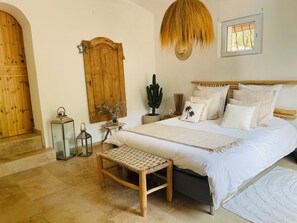 Iron/ironing board, Internet, bed sheets - HACIENDA LAUTHI (Le Castellet)