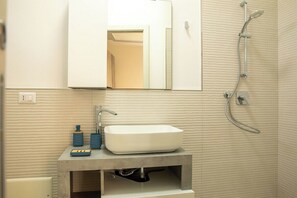 Shower, bidet - The Three Crescent Moons Apartments (Alghero)