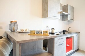 Jääkaappi, liesi, keittoastiat/astiat/ruokailuvälineet