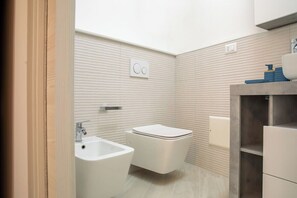 Suihku, hiustenkuivaaja, bidee, pyyhkeet