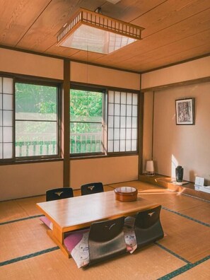 Habitación cuádruple, vista a la montaña | Restaurantes