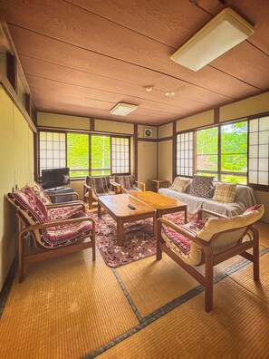 Living area - Onsen Lodge Watari (Matsumoto)