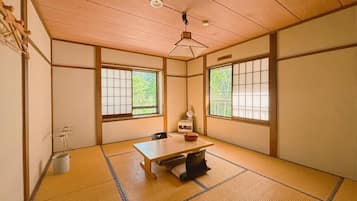 Vierpersoonskamer, uitzicht op bergen