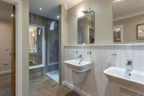 Shower - Raeburn Premier Spa (Pet) (Fowlis)
