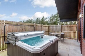 Outdoor dining - Raeburn Premier Spa (Pet) (Fowlis)