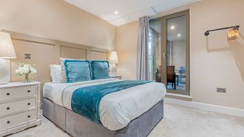 Tabla de planchar con plancha, wifi, ropa de cama