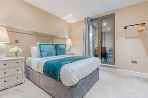 Tabla de planchar con plancha, wifi, ropa de cama