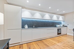 Fridge, microwave, oven, stovetop - Rye Executive Residence | Sleeps 4 | 2Bed | 2Bath (York)