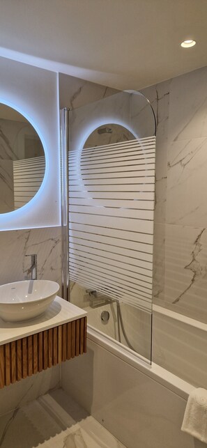 Haartrockner, Handtücher, Seife, Toilettenpapier