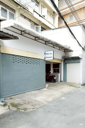 Exterior detail - Mitr Inn Khaosan (Phra Nakhon)