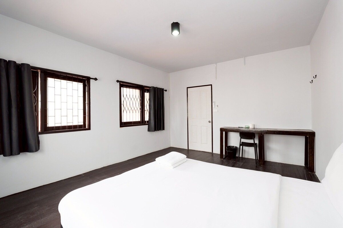 Double Room | Desk, free WiFi, bed sheets