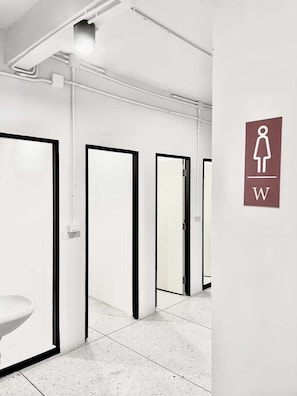 Studio | Bathroom | Shower, towels, soap, shampoo - Mitr Inn Khaosan (Bangkok)