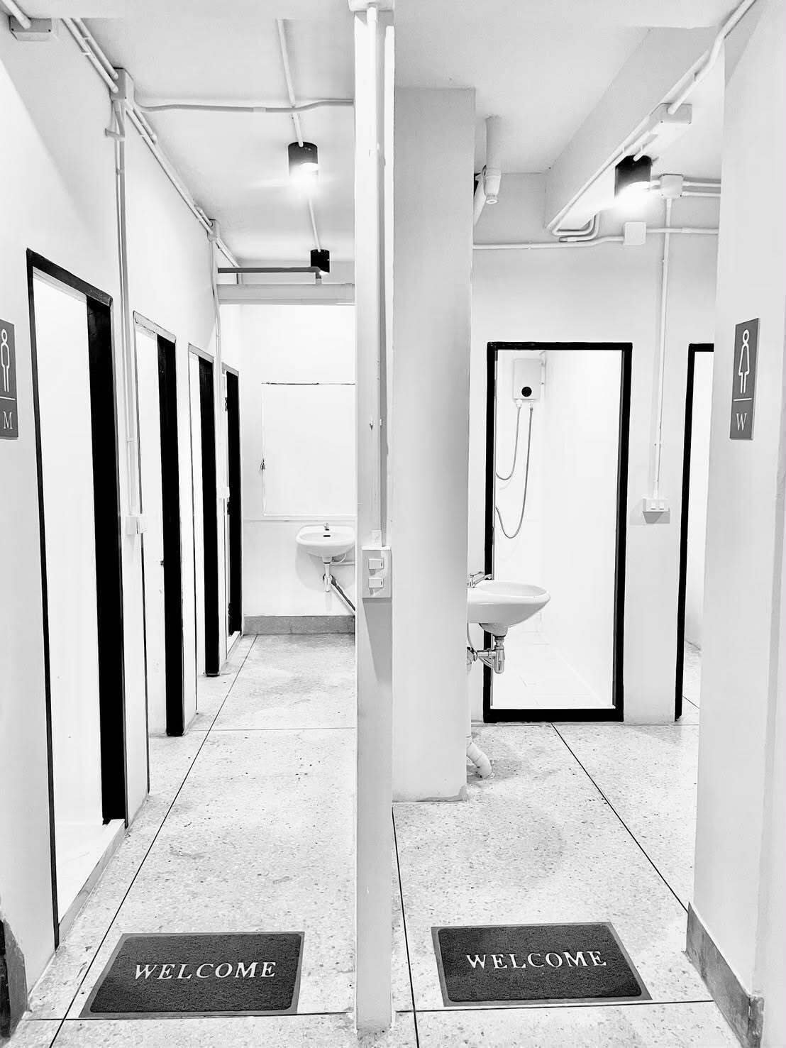 Studiolejlighed | Badeværelse | Bruser, håndklæder, Sæbe, Shampoo